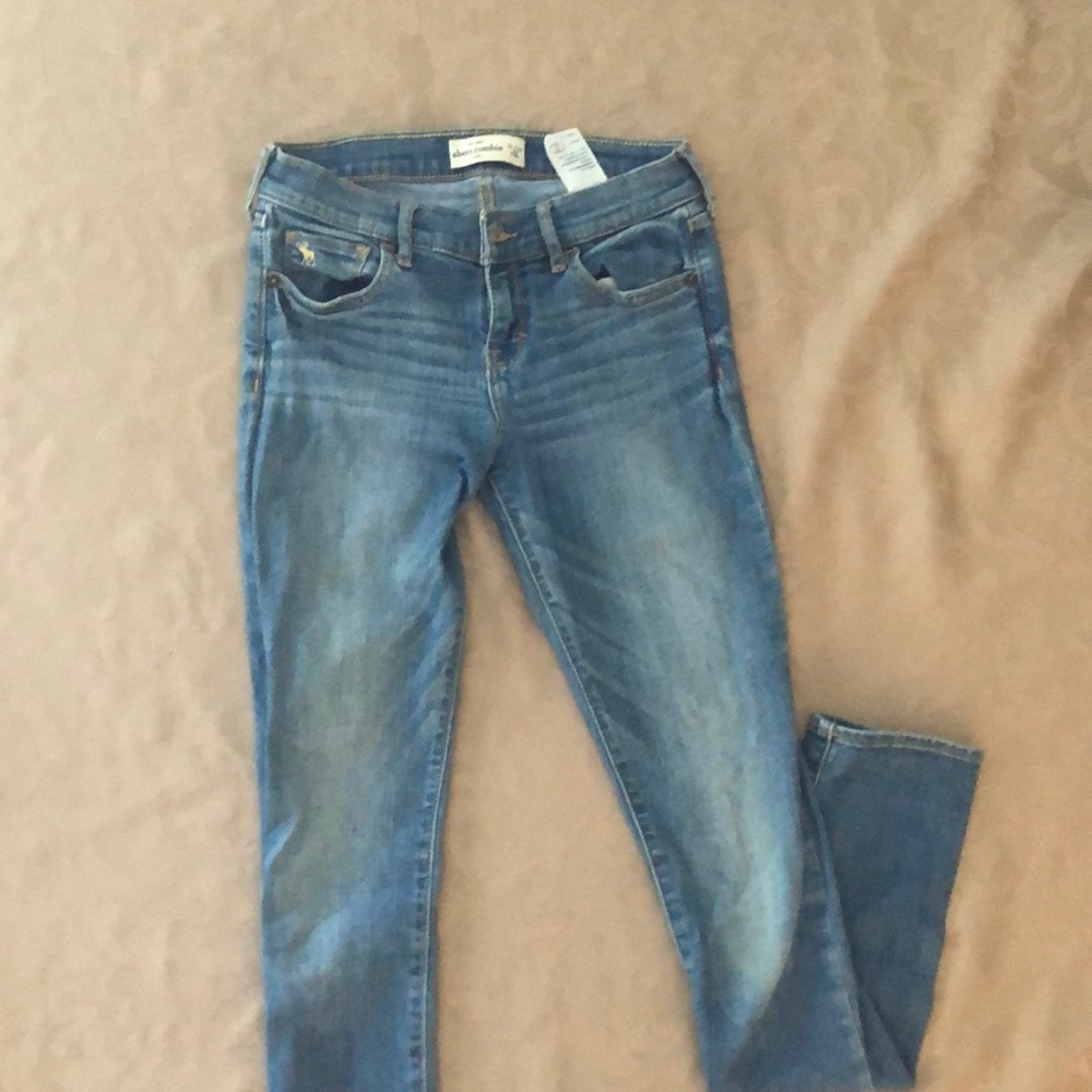 Abercrombie kids light wash skinny jeans